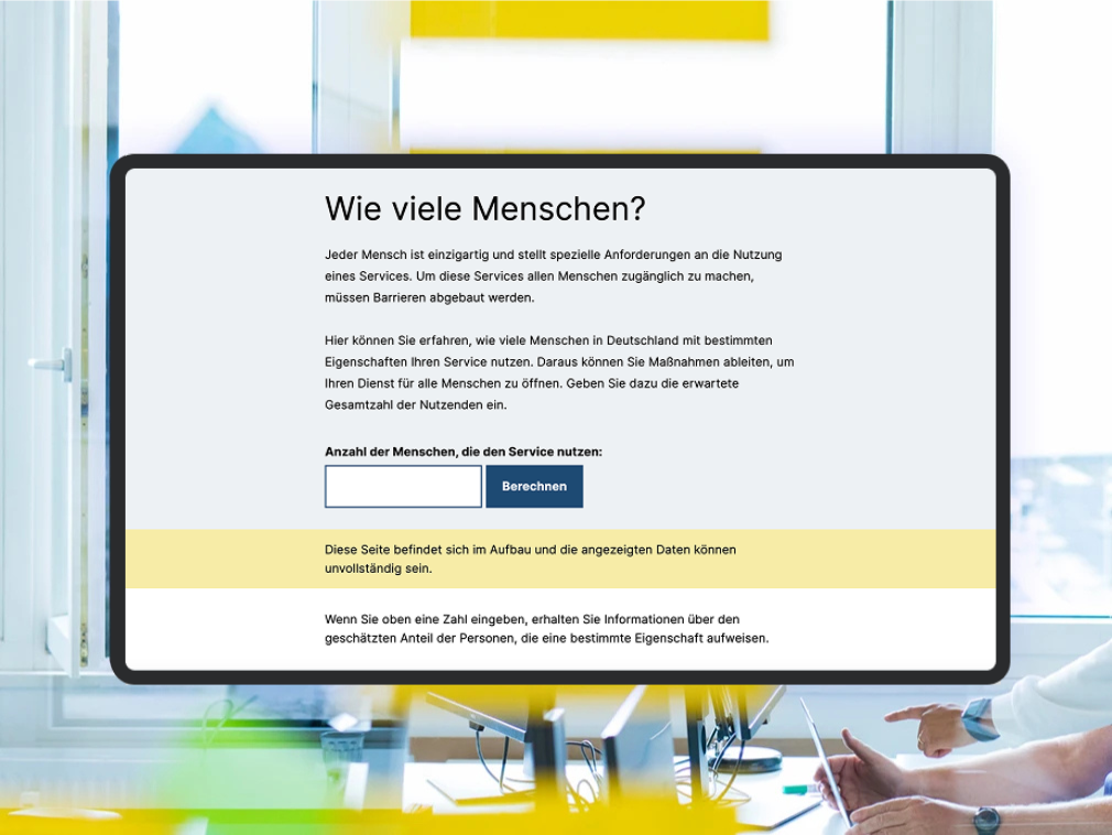 Das Tool „Wie viele Menschen?“ ist auf einem Tablet geöffnet; als visuelles Stilmittel sieht man im Hintergrund das Büro des DigitalService