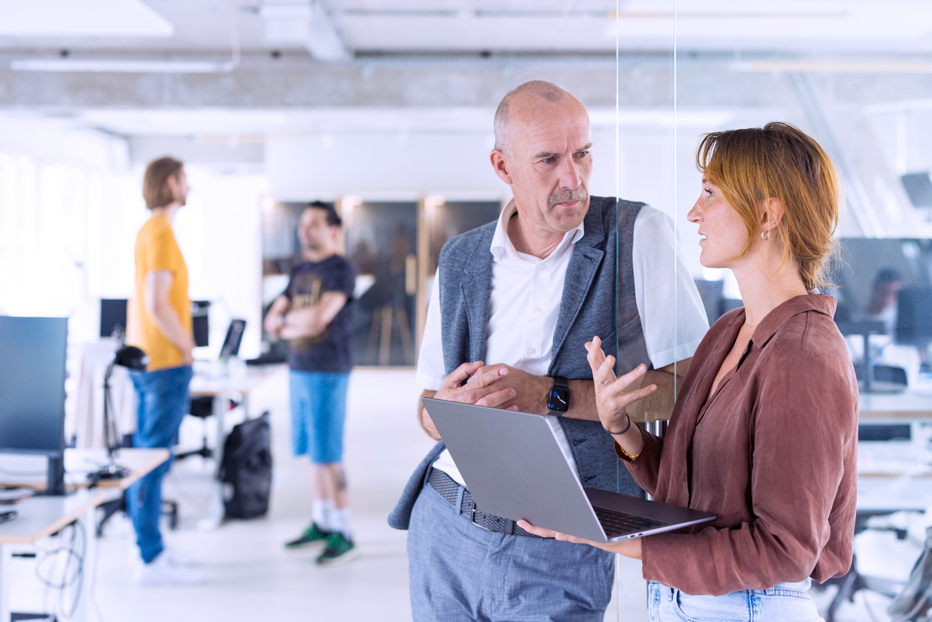 Interviewpartner Jörg Ihlefeld im Gespräch mit einer Kollegin im Büro des DigitalService