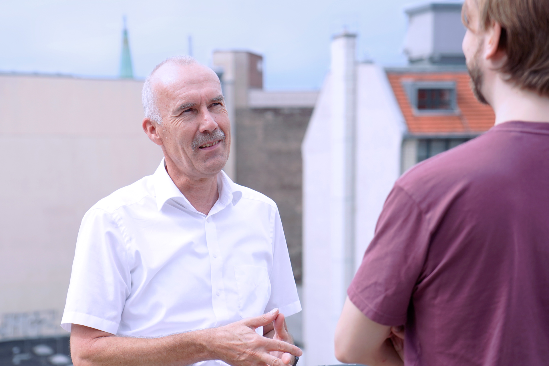 Interviewpartner Jörg Ihlefeld im Gespräch mit dem Interviewer auf der Dachterrasse des DigitalService