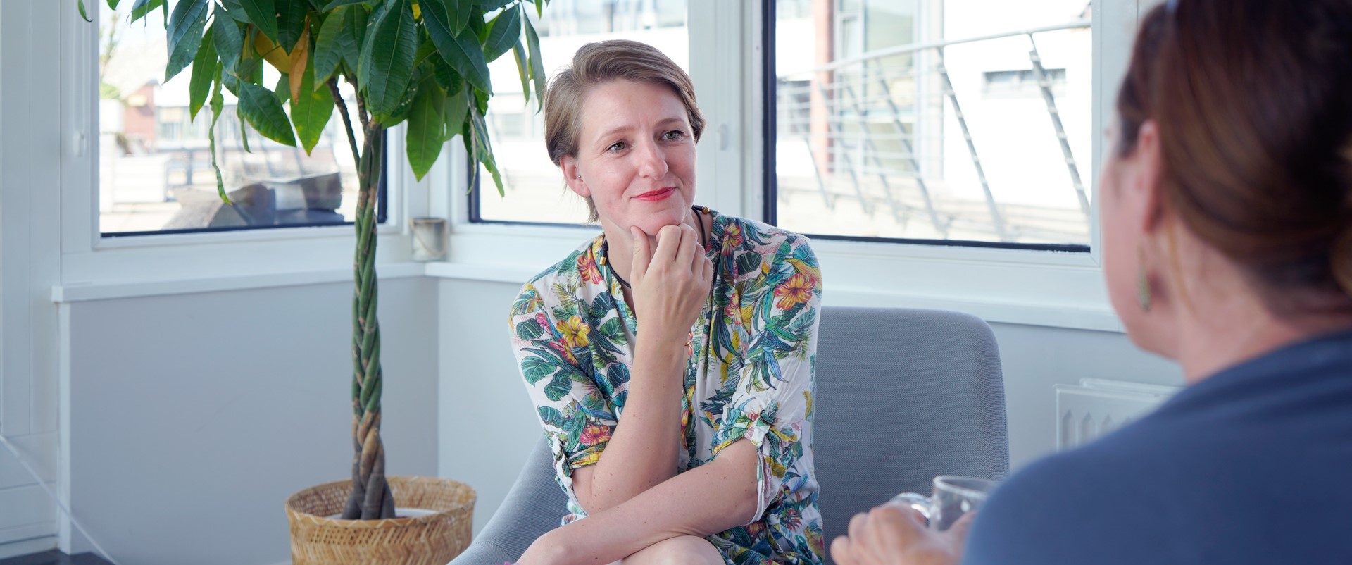 Interviewpartnerin Jutta im Gespräch mit einer Kollegin im Büro des DigitalService