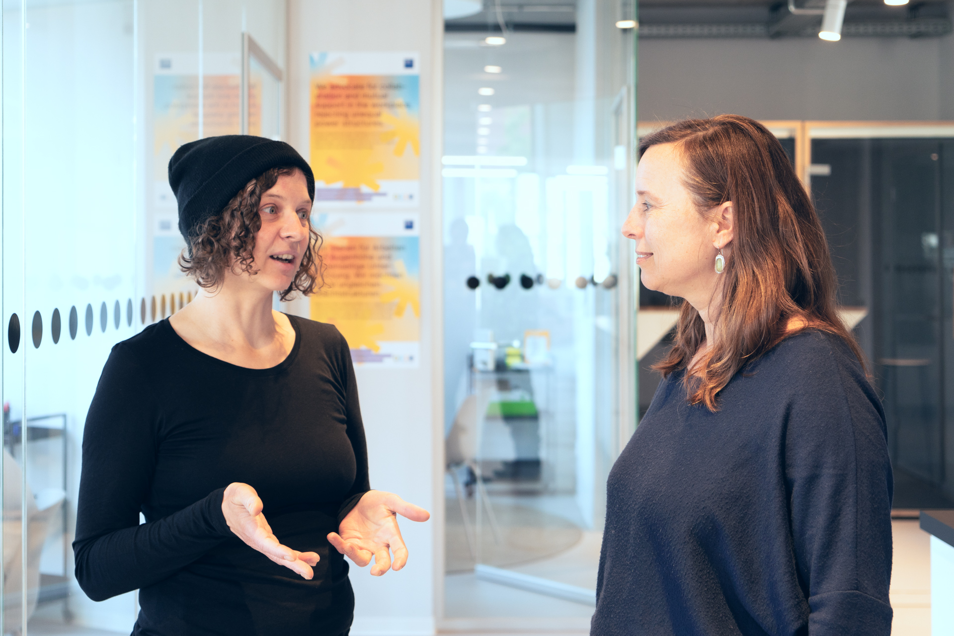 Sonja im Gespräch mit einer Kollegin