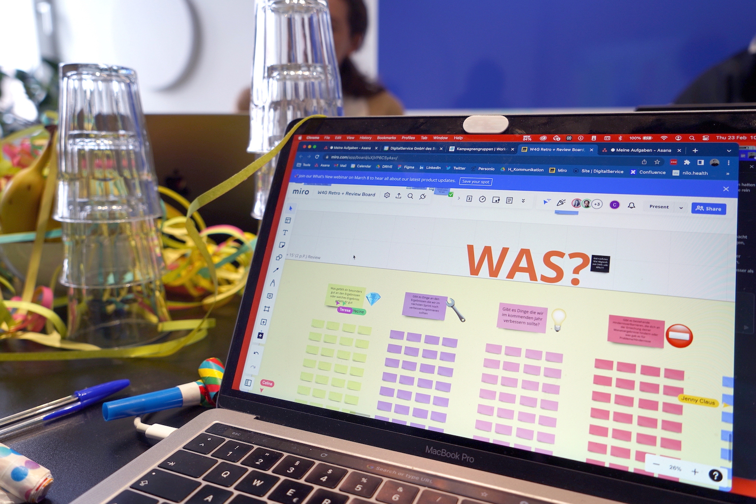 Auf einem aufgeklappten Laptop ist eine digitale Arbeitsvorlage zu sehen mit verschiedenen kleinen Notizzetteln zur Reflektion eines Fellowship-Jahrgans; übergeordnet steht die Frage „Was?“