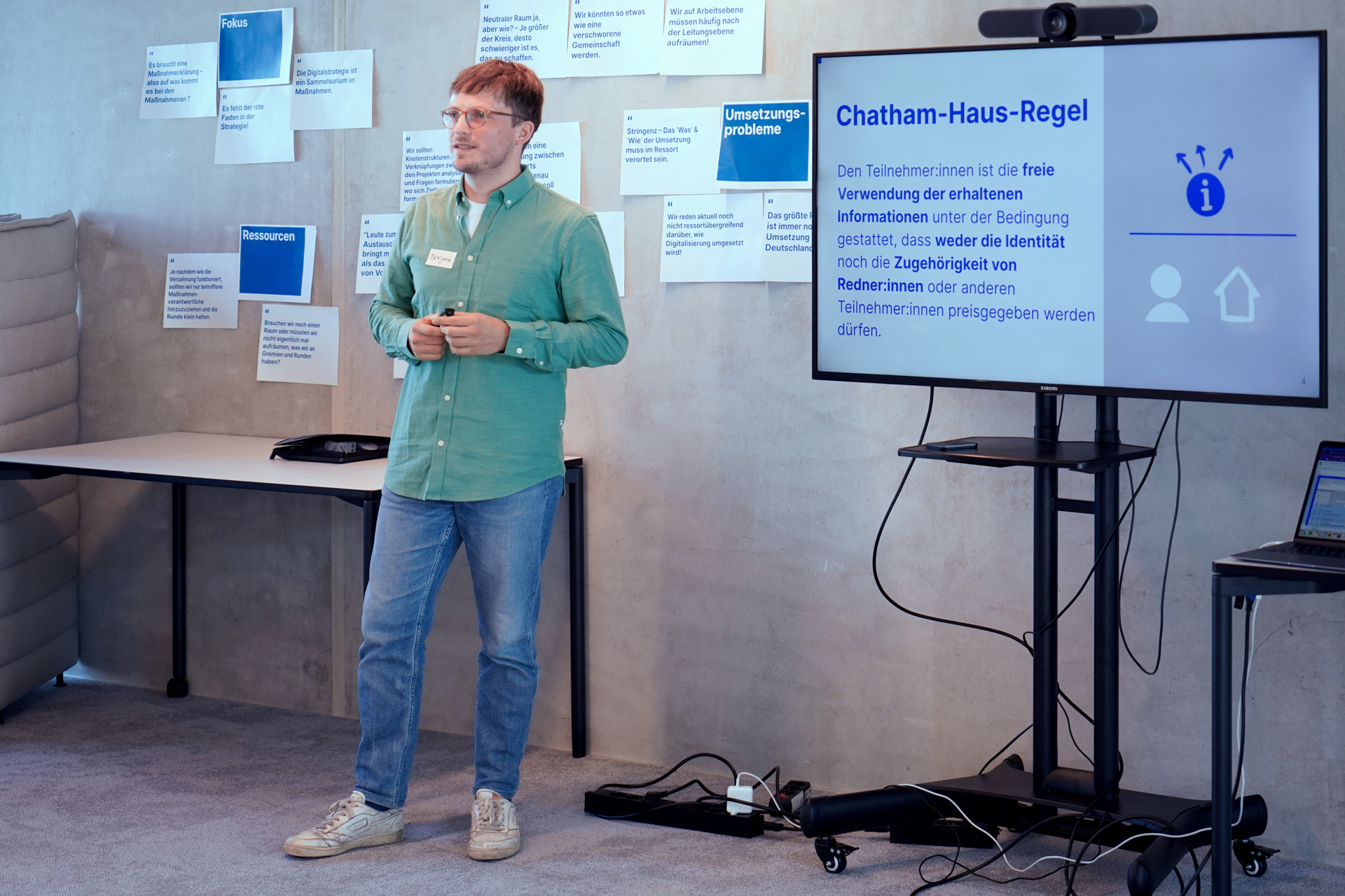 Autor Benjamin Jadkowski präsentiert die Chatham-Haus-Regel
