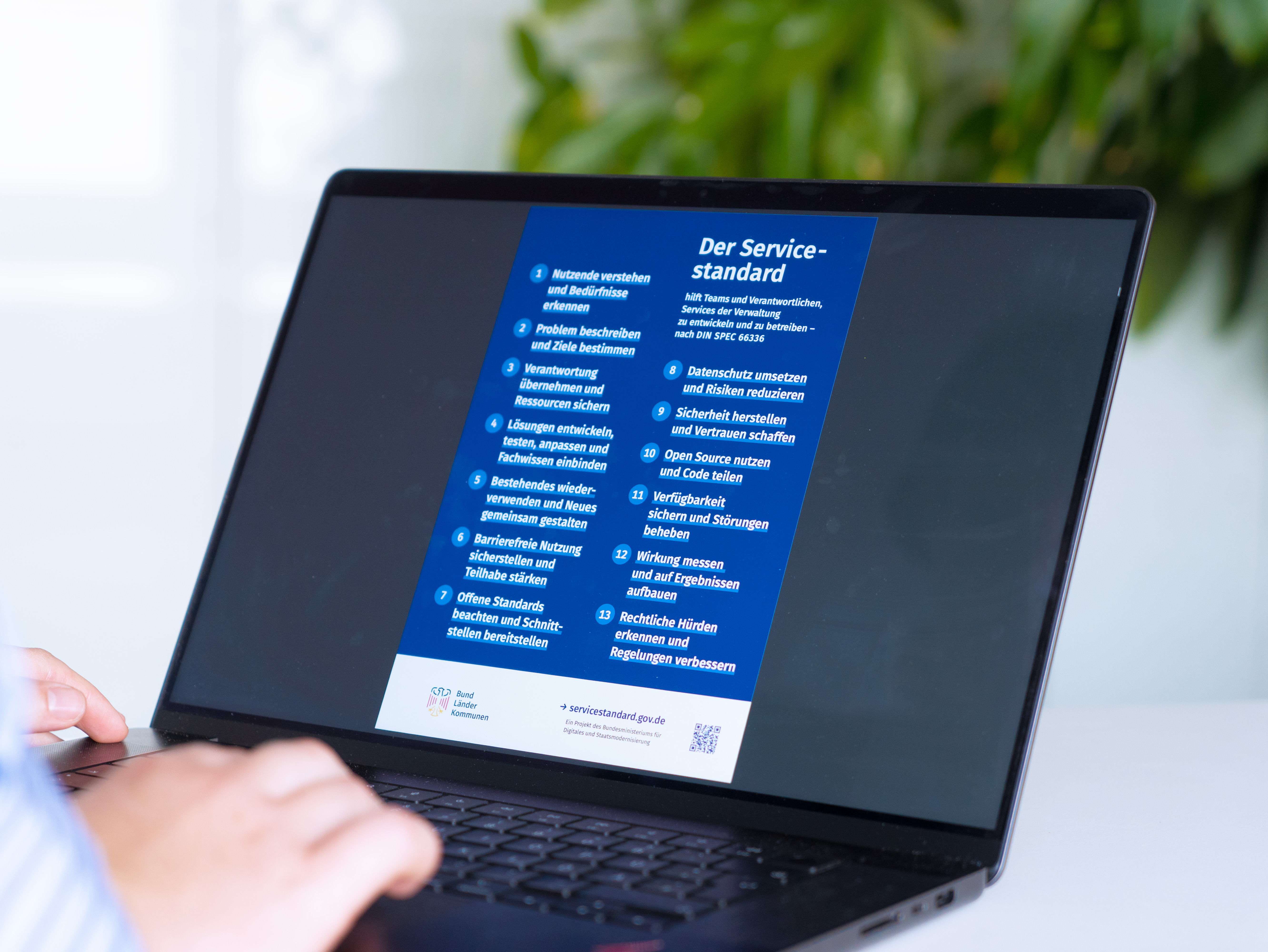 Der geöffnete Bildschirm eines Laptop mit den 13 Kriterien des Servicestandard.