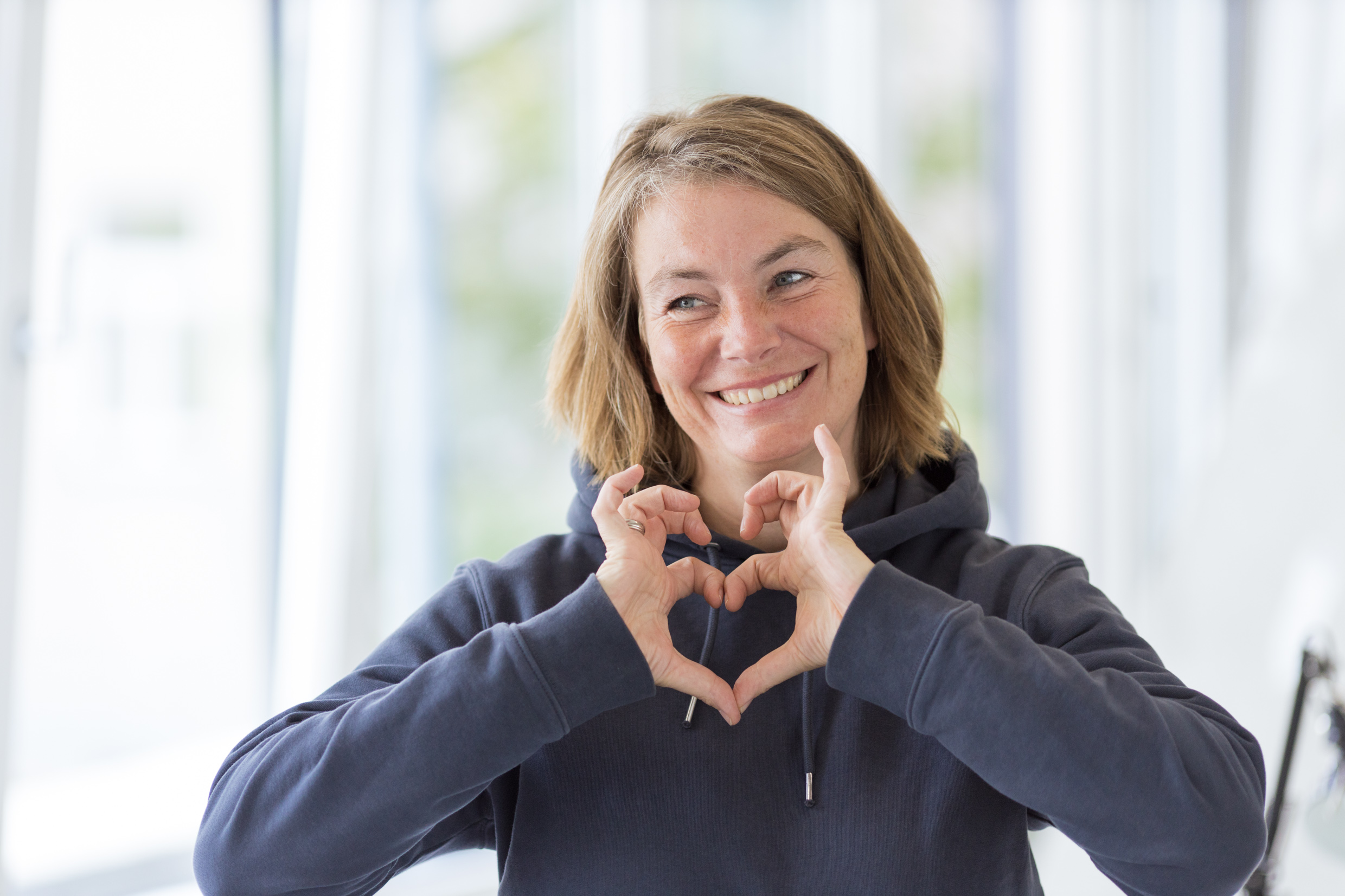 Anika formt Herz mit Händen