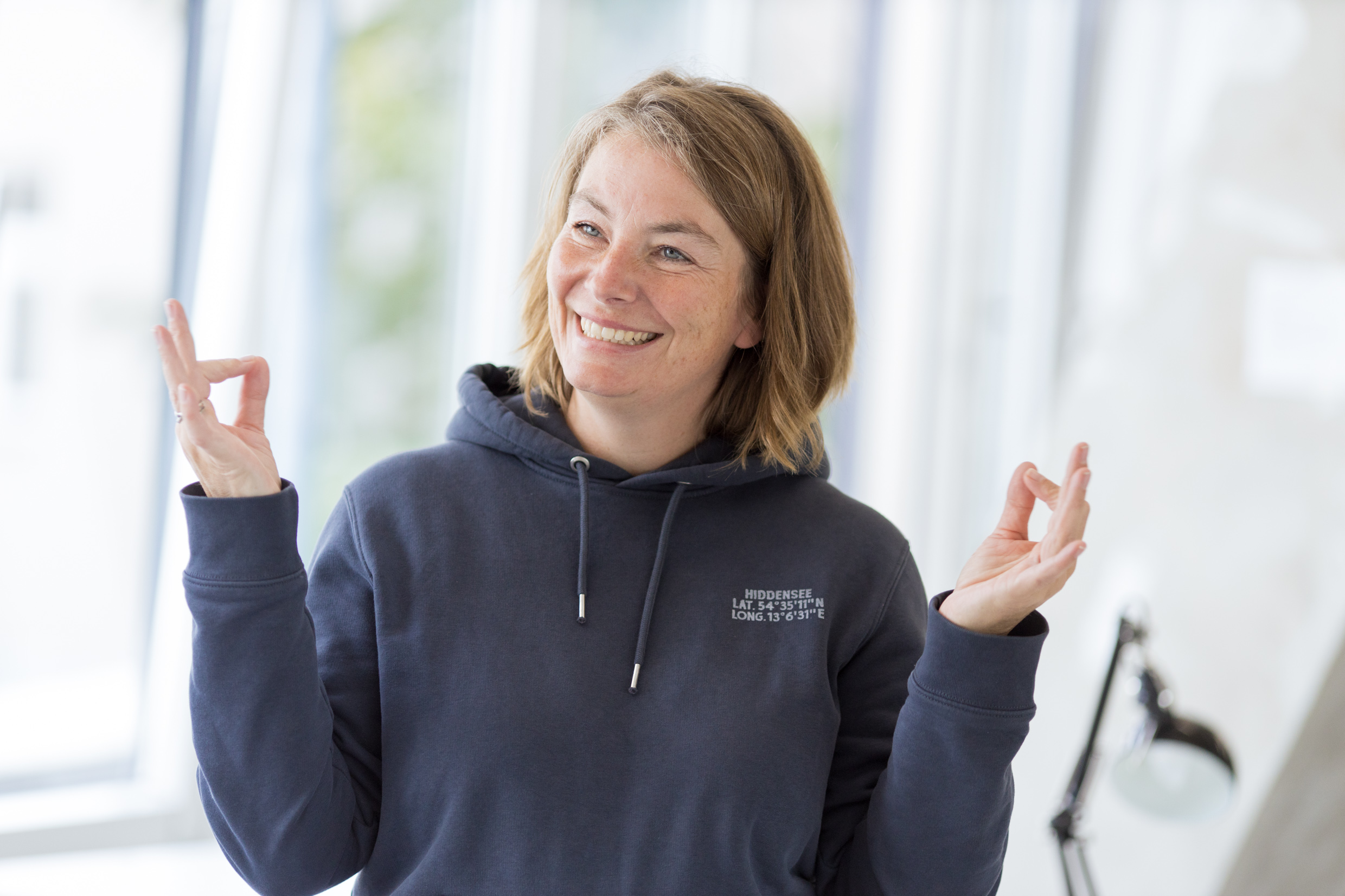 Anika in entspannter Pose im Büro