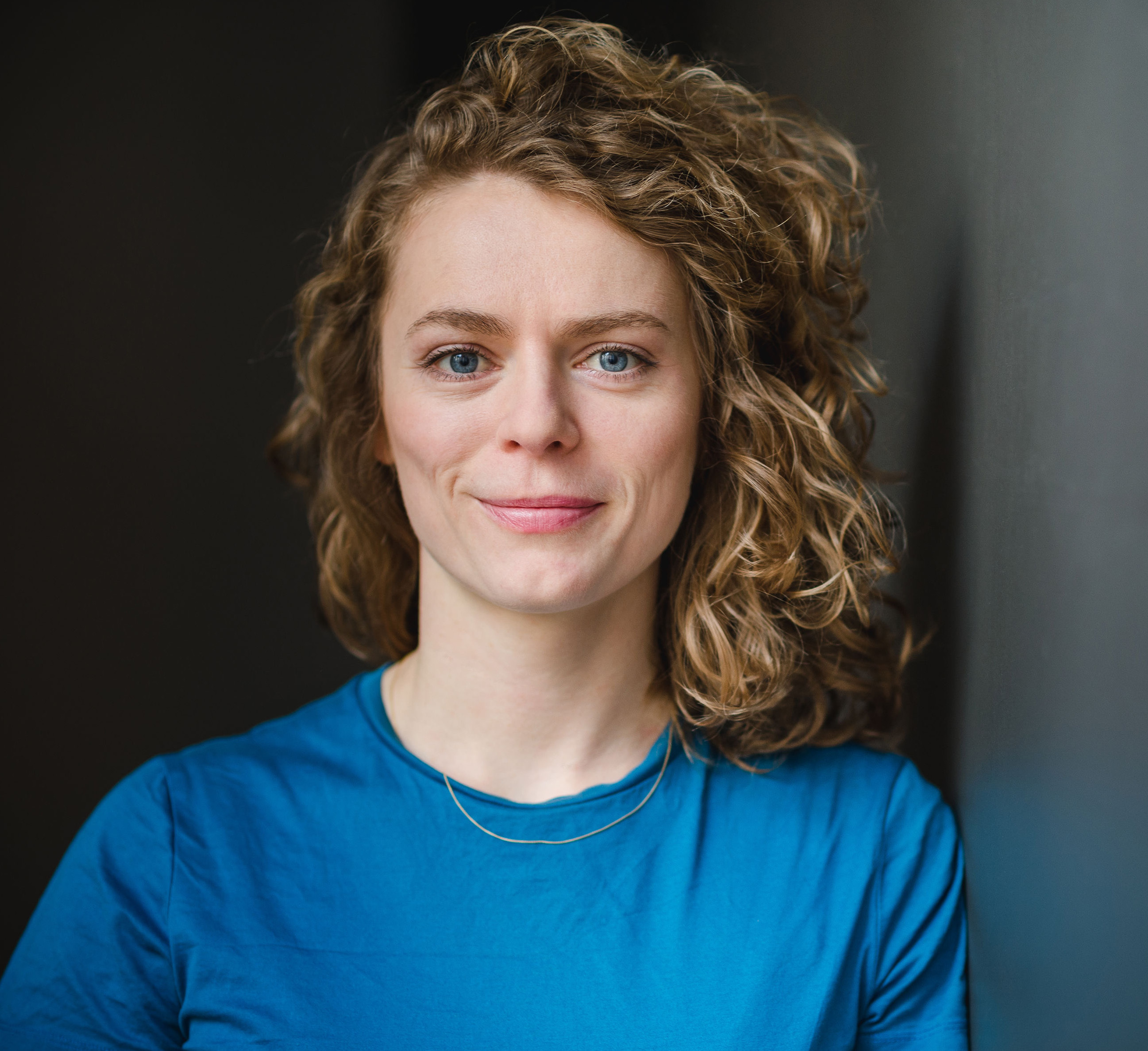 Portraitansicht Frau in blauem Pullover