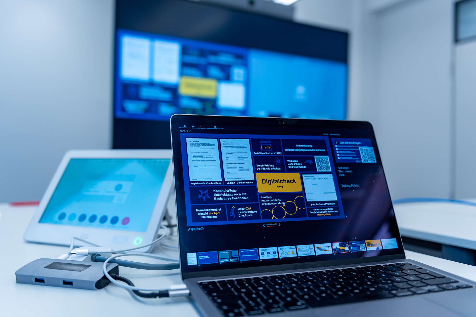 Ein Laptop zeigt eine Präsentation über die Beta-Version von Digitalcheck