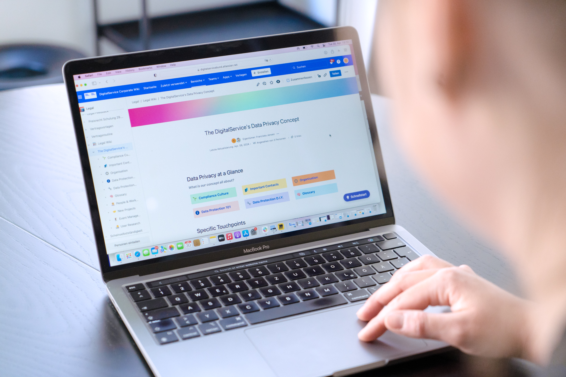 Auf einem Tisch steht ein Laptop auf dem das Inhaltsverzeichnis des Datenschutzkonzeptes des DigitalService geöffnet ist