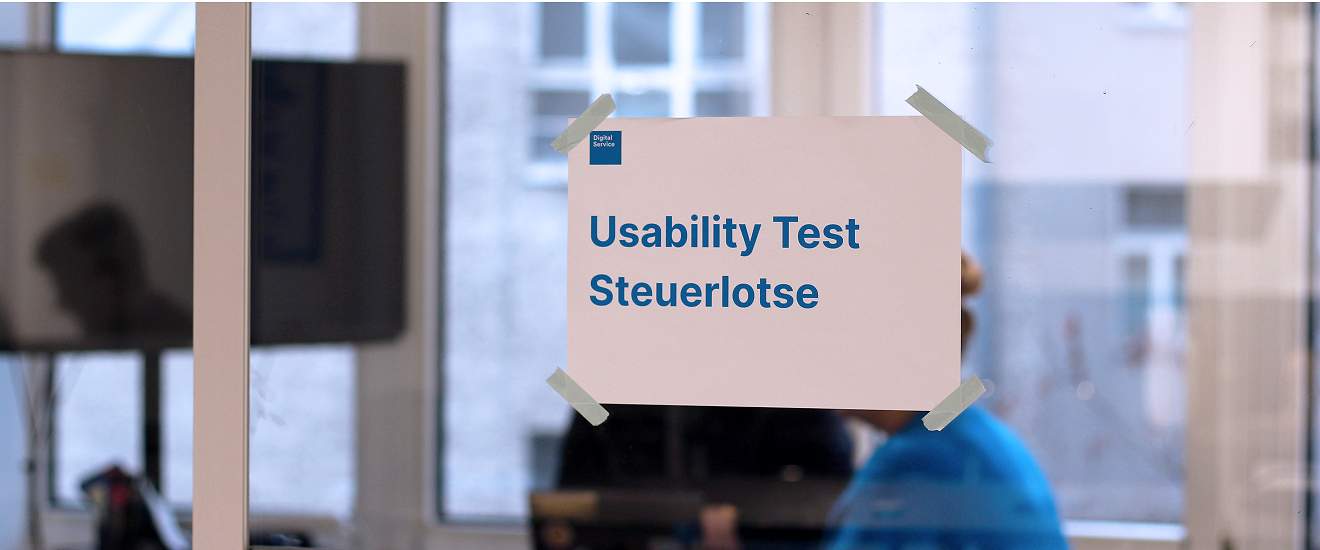 in einem Raum findet mit 2 Personen ein Nutzungsatest für das Projekt Steuerlotse statt