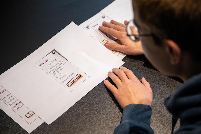 Frau arbeitet am Tech4Germany Projekt und schaut sich Wireframes an