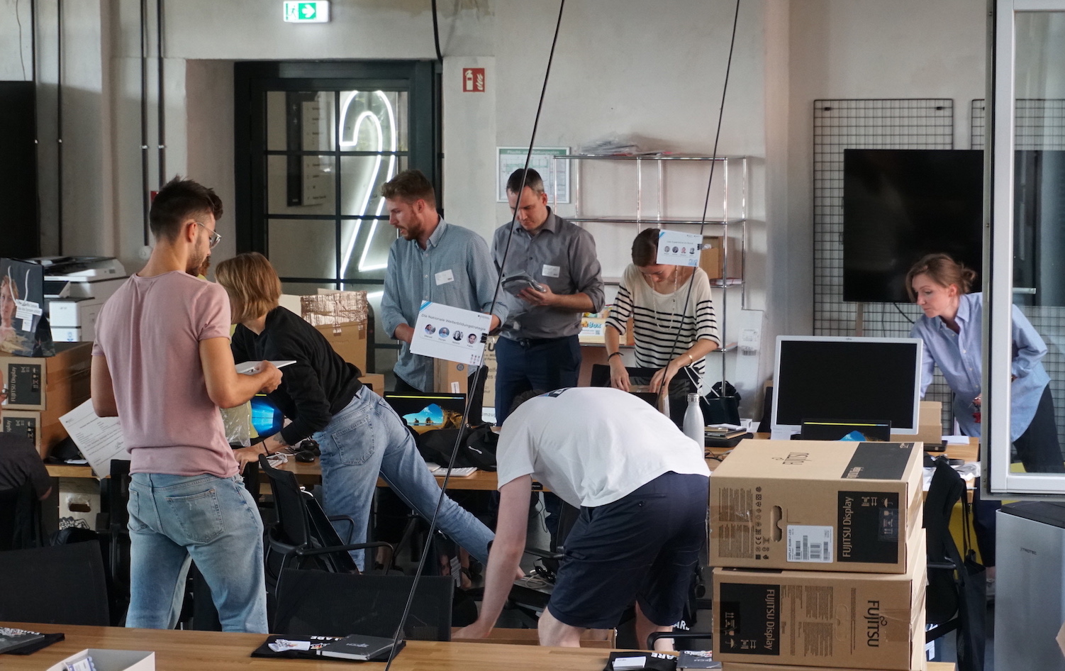 Vorbereitung des Co-Working Spaces, Leute richten ein Büro ein