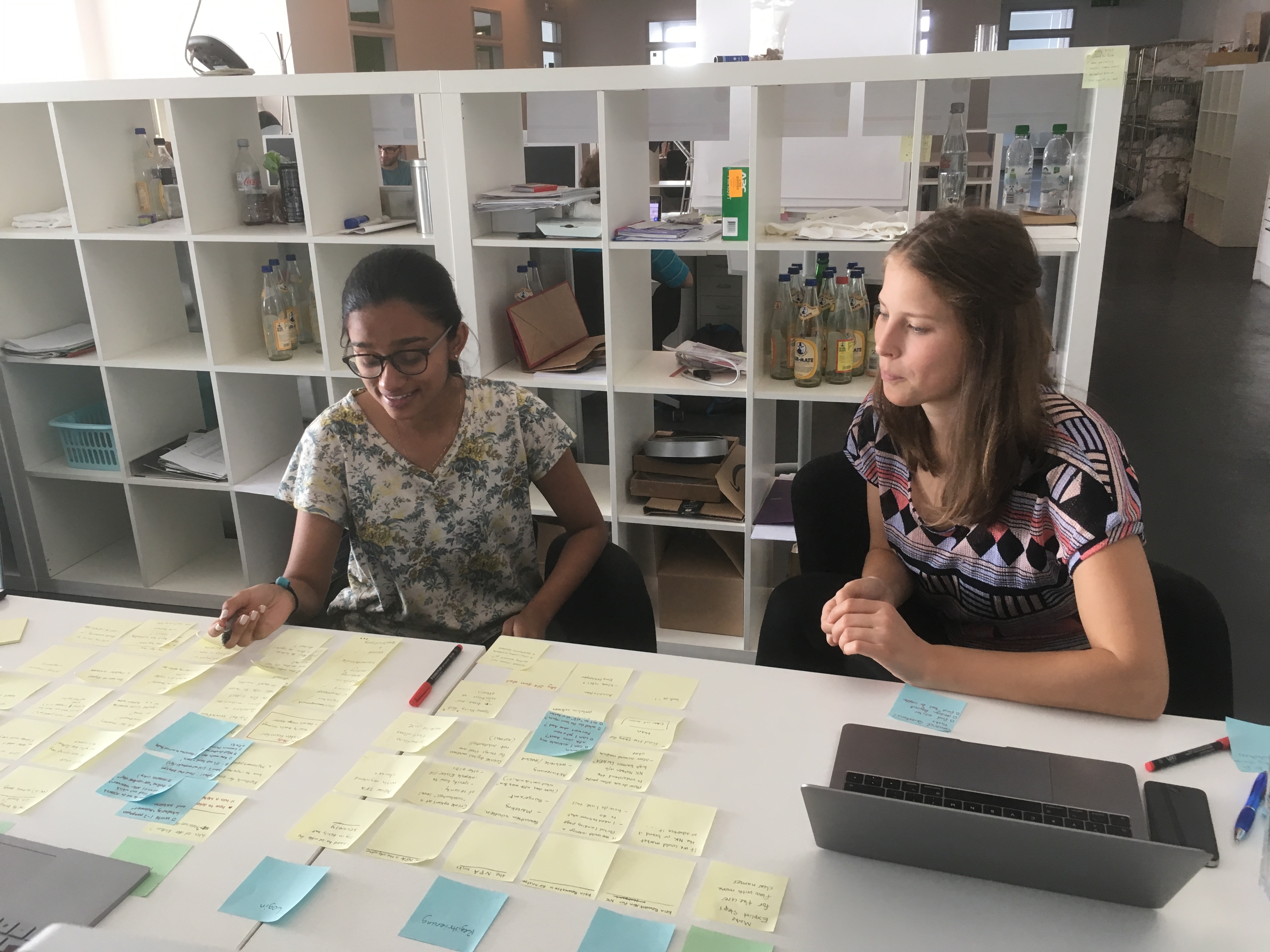 Zwei Frauen sortieren Ergebnisse