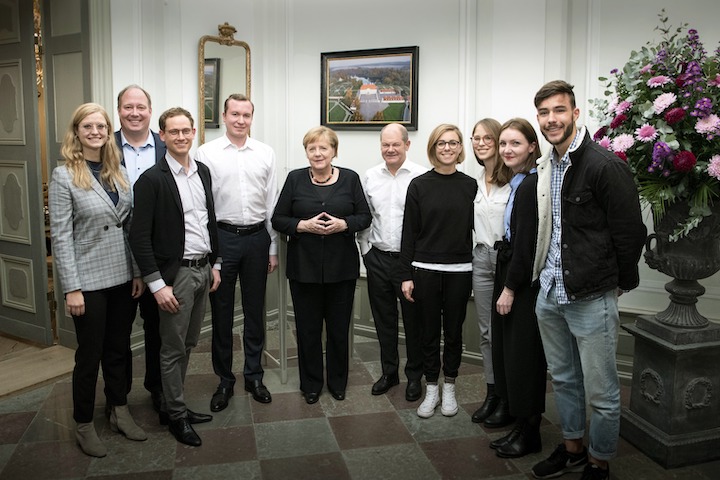 Gruppenfoto mit Tech4Germany Mitarbeitern und der Kanzlerin