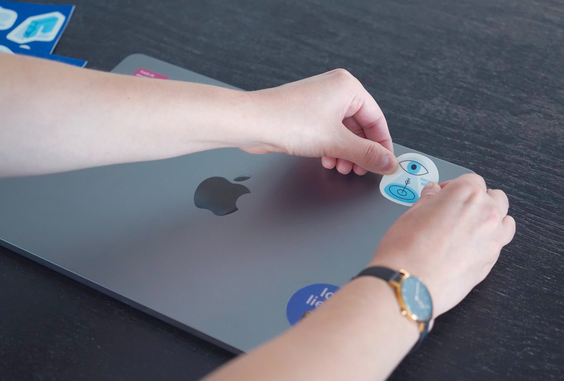 Ein Value-Sticker wird auf einen Laptop geklebt.