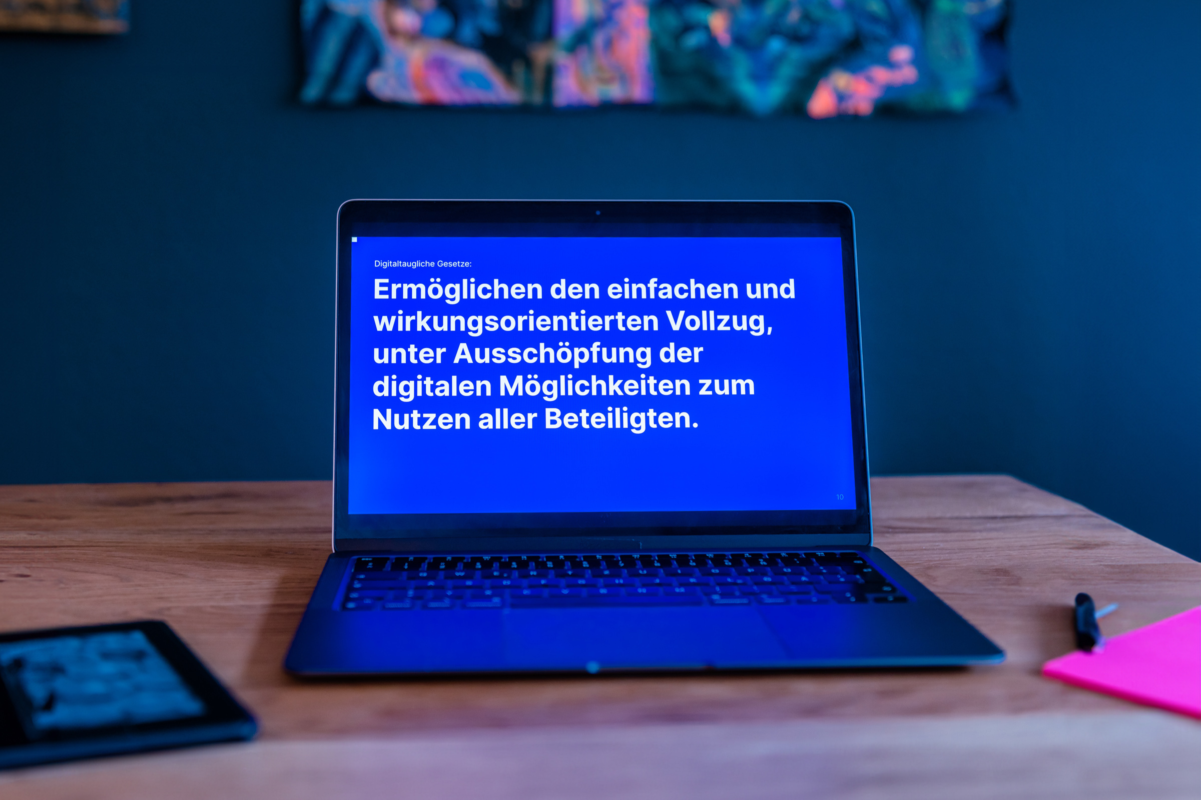 Auf einem Laptop ist folgende Aussage zu lesen: „Digitaltaugliche Gesetze ermöglichen den einfachen und wirkungsorientierten Vollzug, unter Ausschöpfung der digitalen Möglichkeiten zum Nutzen aller Beteiligten.“