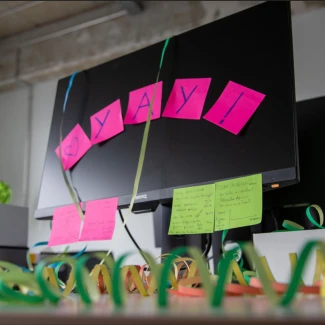 Bildschirm mit Klebezettel drauf, auf denen Yay! steht