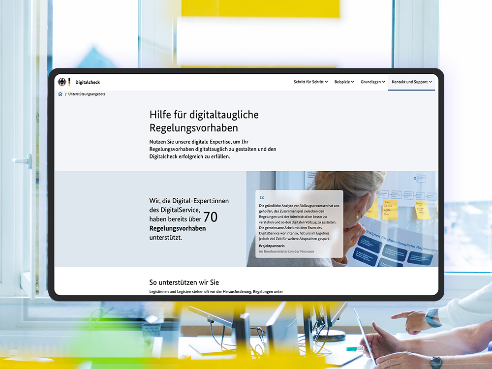 Eine Informationsseite auf einem Tablet für Legist:innen zeigt das Unterstützungsangebot „Hilfe für digitaltaugliche Regelungsvorhaben“; als visuelles Stilmittel sieht man im Hintergrund das Büro des DigitalService