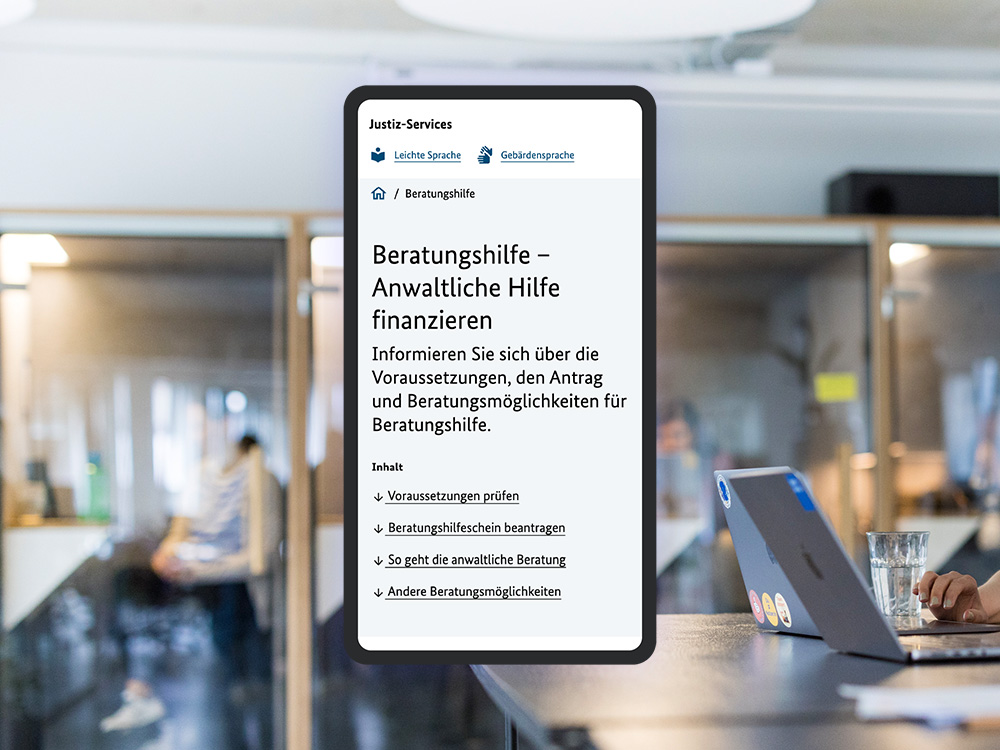 Das Bild zeigt einen Handy-Bildschirm, der eine Webseite von service.justiz.de mit dem Titel 