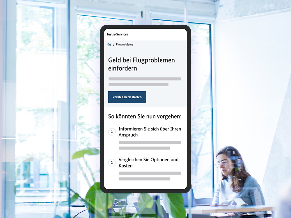Ein Mock-Up für ein zivilgerichtliches Online-Verfahren auf einem Smartphone zeigt den Bereich „Geld bei Flugproblemen einfordern“; als visuelles Stilmittel sieht man im Hintergrund das Büro des DigitalService
