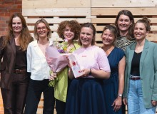 Das Fellowship-Team von Work4Germany posiert lächeln mit dem Preis „Public Leadership Award 2025“ für die Kamera.