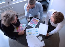 Drei Teilnehmer der interministeriellen Arbeitsgruppe im Rahmen des Digitalcheck an einem Tisch.