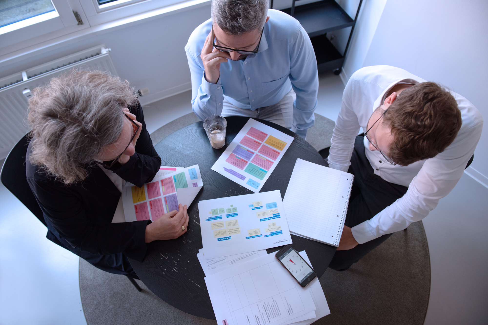 Three participants of the interministerial working group at one table as part of the digital check.