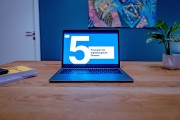 Ein Laptop steht geöffnet auf einem Schreibtisch; auf dem Bildschirm ist die Folie einer Präsentation zu sehen auf der „5 Prinzipien für digitaltaugliche Gesetze“ steht
