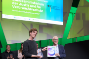 Übergabe des Preises an das Projektteam auf der Bühne der Smart Country Convention