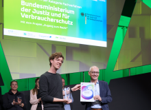 Übergabe des Preises an das Projektteam auf der Bühne der Smart Country Convention